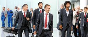 Das Sakko sitzt - noch. Philipp Lahm beim Abflug in München.