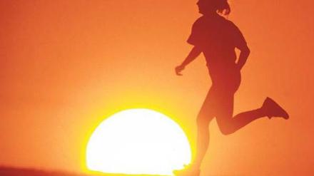 Läuferin im Sonnenuntergang