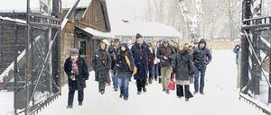 Die Bildungspolitikerin Sylvia Löhrmann besucht mit einer Schulklasse die Gedenkstätte des Vernichtungslagers Auschwitz.