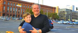 Wettbewerbsgewinner: Der 12-jährige Benjamin Schäfer hat mit seiner Klasse an der Pettenkofer-Grundschule den ersten Preis im Aufsatzwettbewerb zum Mauerfall belegt. Er hatte aufgeschrieben, wie sein Vater Frank Schutter die Nacht des Mauerfalls erlebte.