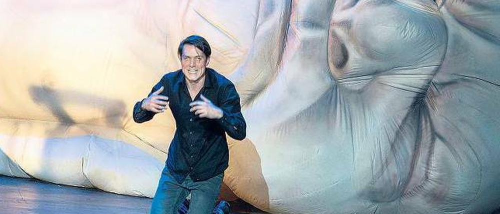 Fieses feistes Baby. Daniel Hoevels vor einer Aufblaspuppe, die den Abend über langsam an Luft verliert.