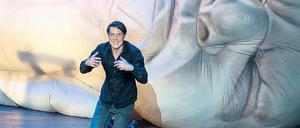 Fieses feistes Baby. Daniel Hoevels vor einer Aufblaspuppe, die den Abend über langsam an Luft verliert.