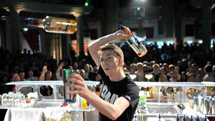 In einer Ausbildung würde der Barkeeper, der hier an den Deutschen Cocktail-Meisterschaften teilnimmt, weitaus weniger verdienen als beim Jobben. 