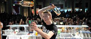 In einer Ausbildung würde der Barkeeper, der hier an den Deutschen Cocktail-Meisterschaften teilnimmt, weitaus weniger verdienen als beim Jobben. 