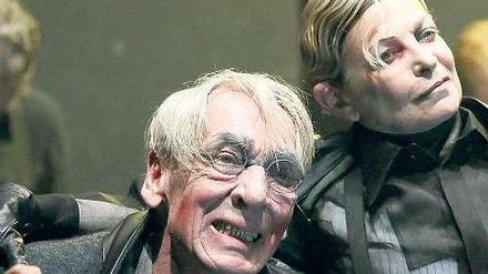 In der Hölle. Axel Werner als Überlebender (l.), Ursula Höpfner-Tabori als Scherge.