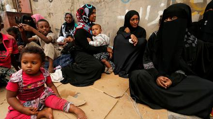 Eritreische Flüchtlinge, Kinder und Frauen, warten in Jemen.