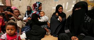 Eritreische Flüchtlinge, Kinder und Frauen, warten in Jemen.