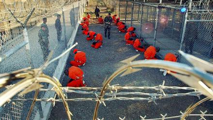 Häftlinge im Camp X-Ray auf dem US-Marinestützpunkt Guantanamo Bay auf Kuba.