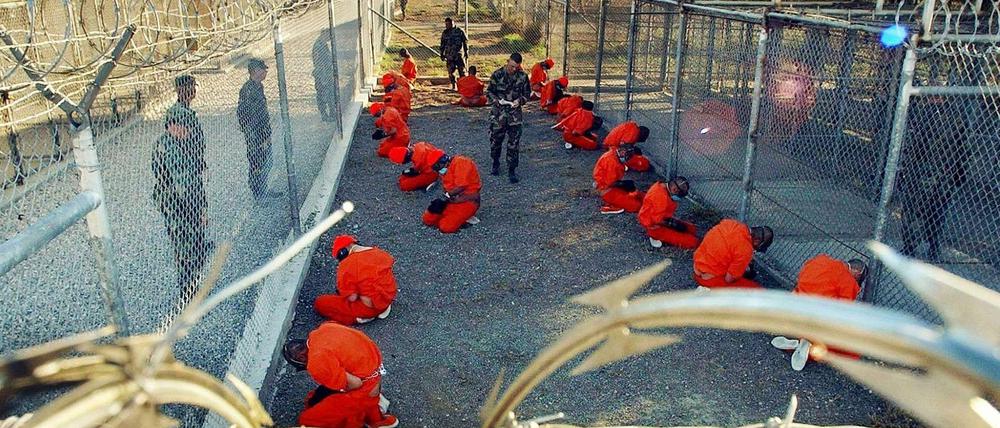 Häftlinge im Camp X-Ray auf dem US-Marinestützpunkt Guantanamo Bay auf Kuba.