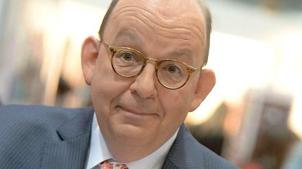 Denis Scheck beim fröhlichen Bücherschmeißen in seiner Sendung "Druckfrisch".