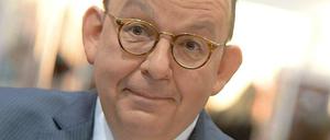 Denis Scheck beim fröhlichen Bücherschmeißen in seiner Sendung "Druckfrisch".