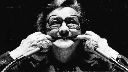 Gestatten, Bestattung. Jessica Mitford demonstrierte gerne, wie Bestatter die Gesichtszüge von Toten zurechtrücken.