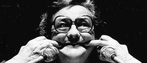 Gestatten, Bestattung. Jessica Mitford demonstrierte gerne, wie Bestatter die Gesichtszüge von Toten zurechtrücken. 