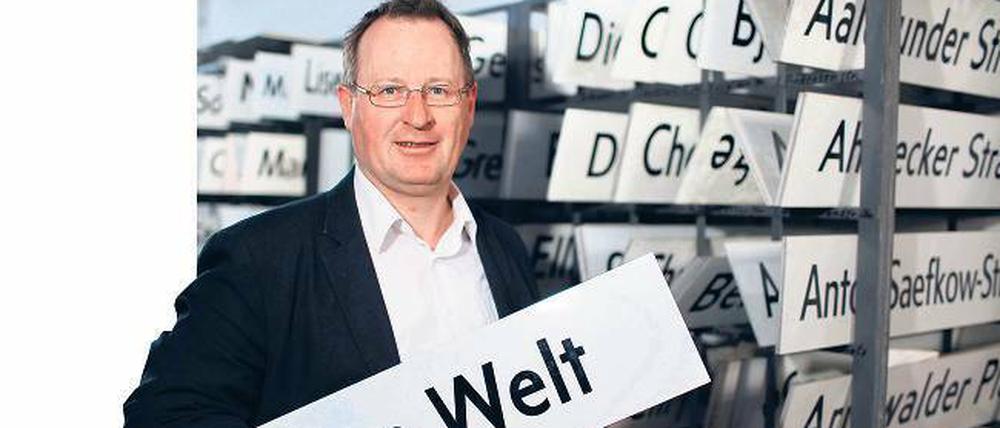 Schildbürger. Pankows Stadtrat Jens-Holger Kirchner im Schilderlager. Ein neues kam jüngst hinzu – mit einem männlichen Namen: Tino Schwierzina, Ost-Berlins letzter Oberbürgermeister.