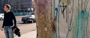 Reste am Mauerrest. Der Beton am Potsdamer Platz bröckelt. 