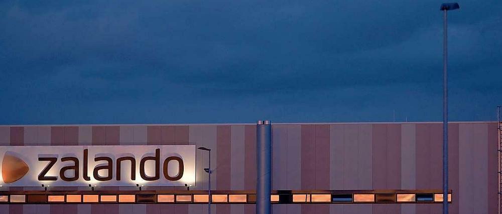 In Zalandos Lagern sind die Arbeitsbedingungen nicht die besten - wie das Unternehmen selbst einräumt.