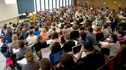 Ein Professor steht im Hörsaal vor Studierenden.