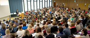 Ein Professor steht im Hörsaal vor Studierenden.