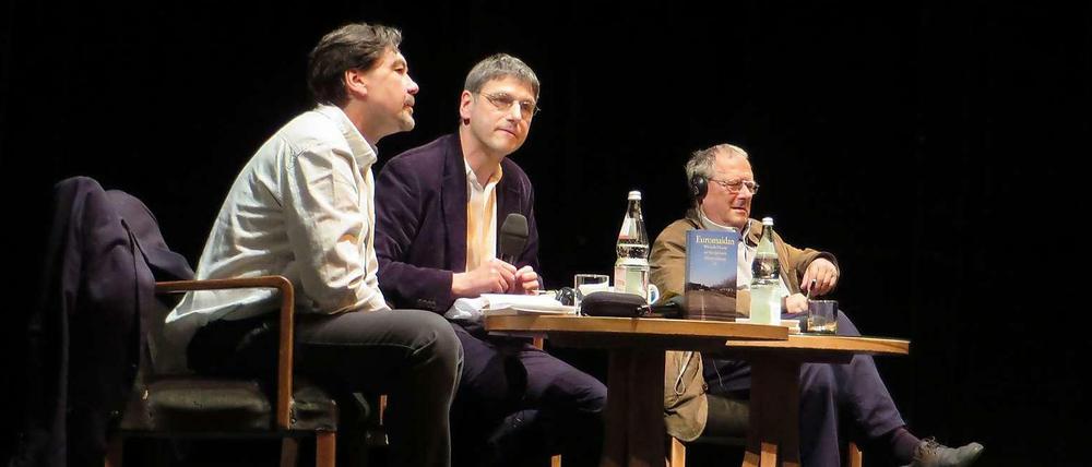 Juri Andruchowytsch, Manfred Sapper und Adam Michnik am Dienstag, 13. 5. in der Volksbühne