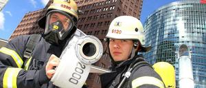 Maske? Welche Maske? Jedes Jahr treten die Feuerleute gegeneinander an. Dieses Foto entstand bei einem Werbetermin am Potsdamer Platz.