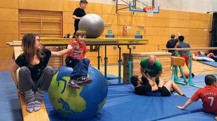 Die bunte Welt des Sport. Das Training des inklusiven Sportvereins SV Pfefferwerk in der Max-Schmeling-Halle in Berlin-Prenzlauer Berg. 