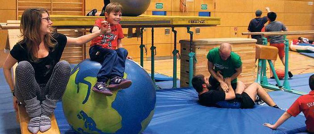 Die bunte Welt des Sport. Das Training des inklusiven Sportvereins SV Pfefferwerk in der Max-Schmeling-Halle in Berlin-Prenzlauer Berg.