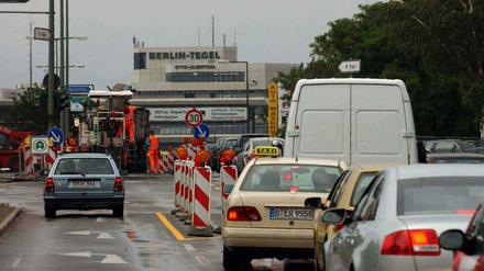 Abbiegen vor dem Abflug. Auf dem Weg zum Flughafen Tegel stehen viele oft im Stau. Zumindest an einer Stelle soll es bald schneller gehen. 