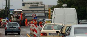 Abbiegen vor dem Abflug. Auf dem Weg zum Flughafen Tegel stehen viele oft im Stau. Zumindest an einer Stelle soll es bald schneller gehen.