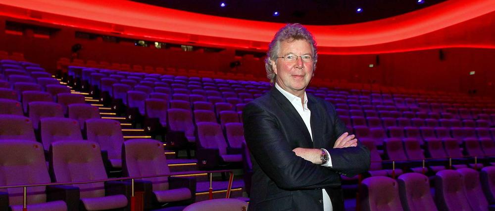 Das Kino kommt zurück. So lautet der Werbeslogan des Zoo-Palasts, den Betreiber Hans-Joachim Flebbe seit einem Jahr mit großem Erfolg verwirklicht. Hier steht er im Hauptsaal. 