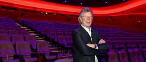Das Kino kommt zurück. So lautet der Werbeslogan des Zoo-Palasts, den Betreiber Hans-Joachim Flebbe seit einem Jahr mit großem Erfolg verwirklicht. Hier steht er im Hauptsaal. 