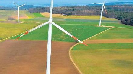 Unstet. Windräder drehen sich nicht immer dann, wenn es die Stromkunden wünschen. Große Energiespeicher könnten helfen, Versorgungslücken zu schließen.
