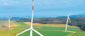 Unstet. Windräder drehen sich nicht immer dann, wenn es die Stromkunden wünschen. Große Energiespeicher könnten helfen, Versorgungslücken zu schließen. 