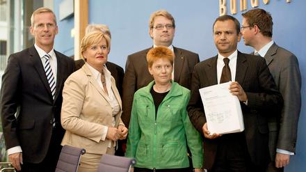 Ende August präsentierte der NSU-Ausschuss seinen Abschlussbericht - Petra Pau (Mitte) neben dem inzwischen zurückgetretenen SPD-Abgeordneten Sebastian Edathy, der das Gremium leitete.