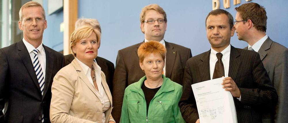 Ende August präsentierte der NSU-Ausschuss seinen Abschlussbericht - Petra Pau (Mitte) neben dem inzwischen zurückgetretenen SPD-Abgeordneten Sebastian Edathy, der das Gremium leitete.