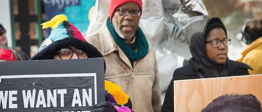 "Wir wollen eine Anklage" - Protestler fordern einen Prozess gegen den Polizisten Wilson.