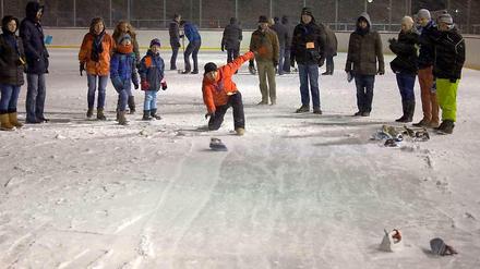 In Aktion. Ein Bügeleisen-Curler auf der Eisbahn Lankwitz.