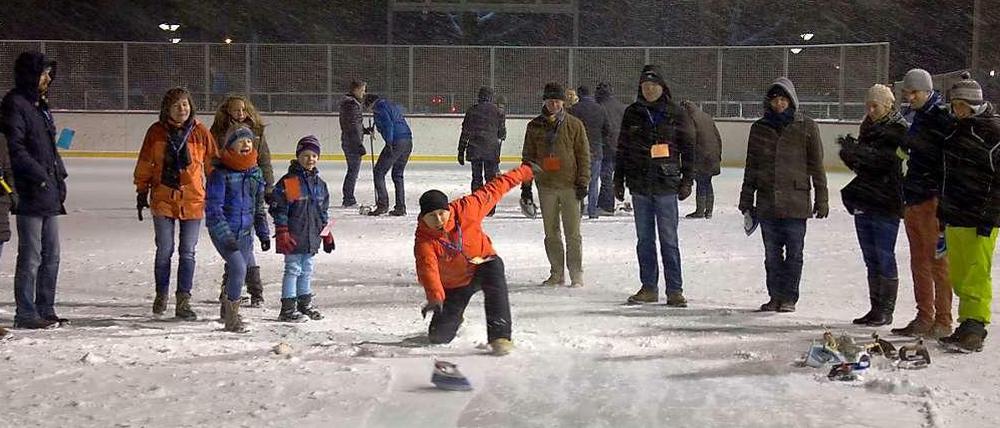 In Aktion. Ein Bügeleisen-Curler auf der Eisbahn Lankwitz.