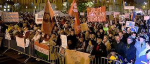 Mehr als 10 000 Menschen haben vor dem Parlament in Budapest gegen die rechts-konservative Regierung von Ministerpräsident Viktor Orban demonstriert.