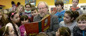 Lesestündchen. Wolfgang Thierse mit Kreuzberger Grundschülern.