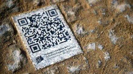 QR-Code als Pflasterstein am Holocaust Mahnmal.
