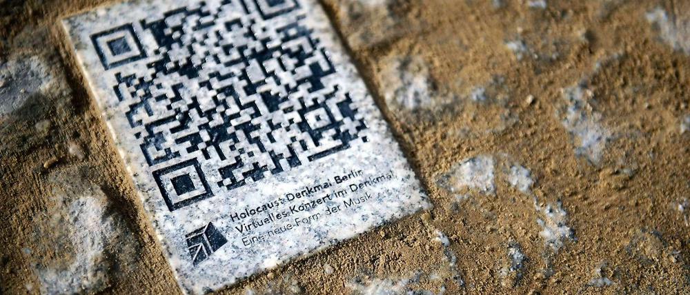 QR-Code als Pflasterstein am Holocaust Mahnmal.