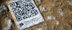QR-Code als Pflasterstein am Holocaust Mahnmal.