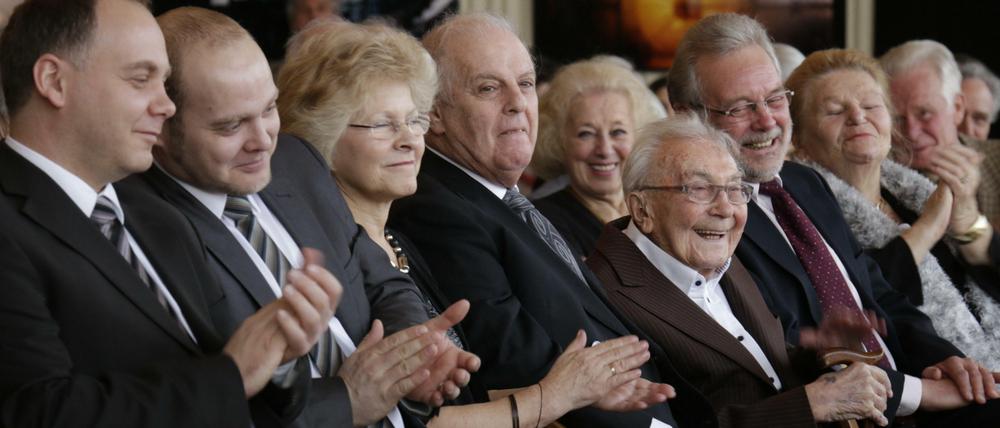 Vorgezogener Festakt: Hans Pischner (2.v.r.) wird zum 100. geehrt