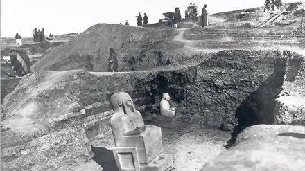Oppenheims Liebling. Die große thronende Göttin (vorne) nannte der Archäologe liebevoll „meine schöne Venus“. Das Foto zeigt sie mit einer weiteren Götterstatue nach der Freilegung in der Südwestecke des Lehmziegelmassivs. 