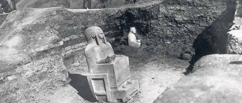 Oppenheims Liebling. Die große thronende Göttin (vorne) nannte der Archäologe liebevoll „meine schöne Venus“. Das Foto zeigt sie mit einer weiteren Götterstatue nach der Freilegung in der Südwestecke des Lehmziegelmassivs.