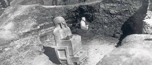 Oppenheims Liebling. Die große thronende Göttin (vorne) nannte der Archäologe liebevoll „meine schöne Venus“. Das Foto zeigt sie mit einer weiteren Götterstatue nach der Freilegung in der Südwestecke des Lehmziegelmassivs. 