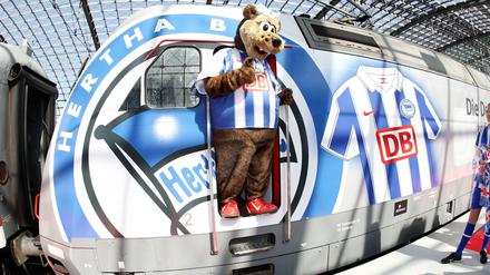 Hertha ist am Zug. Diese Lok raste 2009 durch Deutschland (aber ohne Bär).