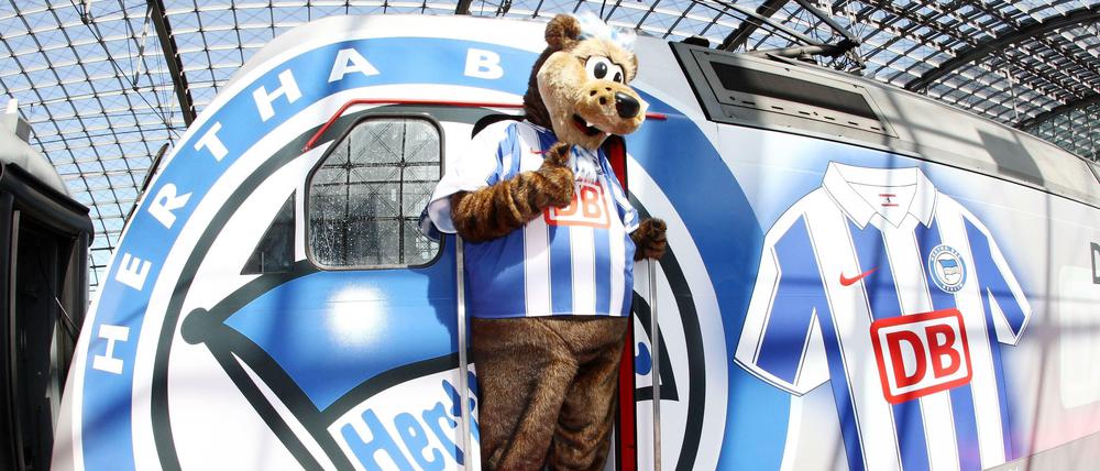 Hertha ist am Zug. Diese Lok raste 2009 durch Deutschland (aber ohne Bär).