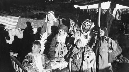 Gute Freunde. Sitte Chanza im Kreise ihrer Familie. Die Witwe von Ibrahim Pascha, der Oppenheim den Tipp zum Tell Halaf gegeben hatte, übernahm nach dem Tod ihres Mannes die Führung des Stammes der Milli.