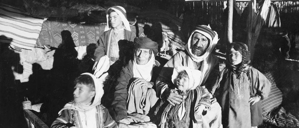 Gute Freunde. Sitte Chanza im Kreise ihrer Familie. Die Witwe von Ibrahim Pascha, der Oppenheim den Tipp zum Tell Halaf gegeben hatte, übernahm nach dem Tod ihres Mannes die Führung des Stammes der Milli.